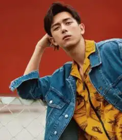 杨紫李现在线撒狗粮,剧情太甜,黑色穿搭男友力爆棚
