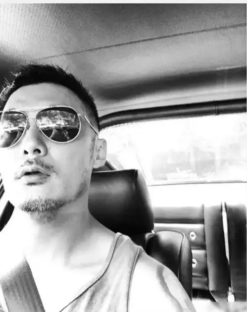 新晋人父余文乐晒酷帅自拍蓄胡须变成熟魅力型男

