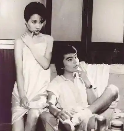 55岁许亚军近照,4任妻子全是美女演员,18岁儿子比他还帅
