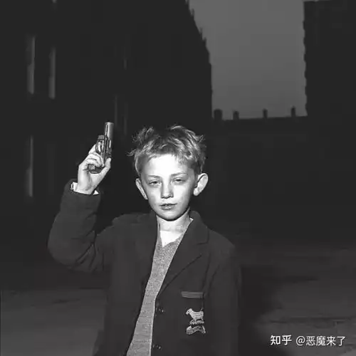 有没有像这样女孩举枪的头像
