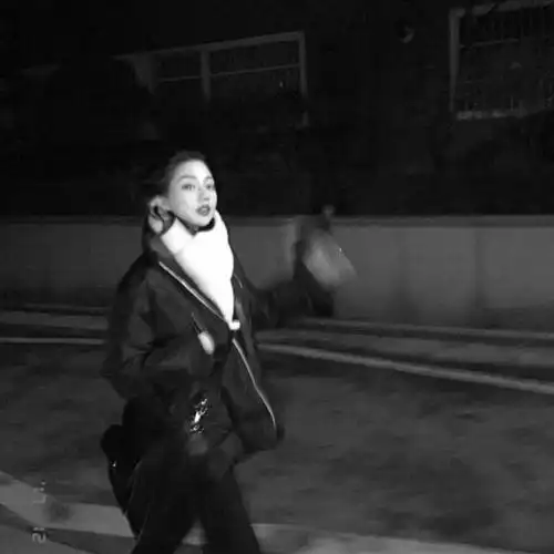 快手黑白女生头像,一个愿意听你说废话的女人
