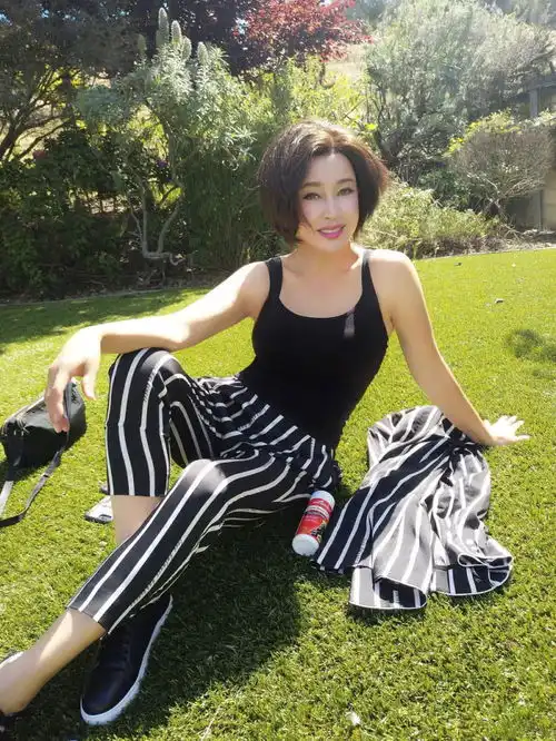 刘晓庆私服好简单,黑汗衫配休闲裤随性简约,系围脖时尚感up
