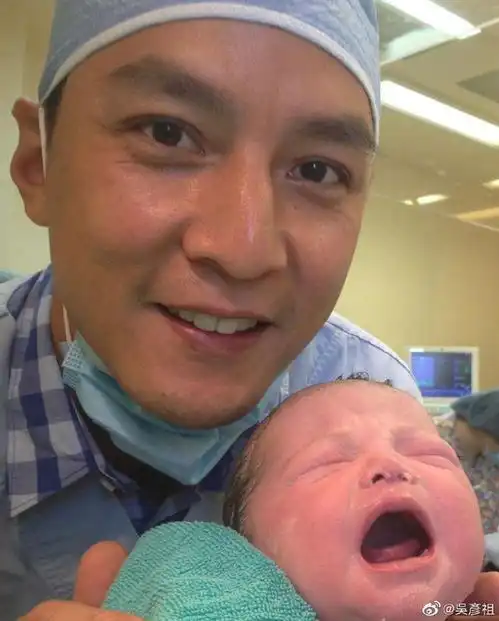 吴彦祖有二胎了原来是女儿旧照,电影除暴11月上映
