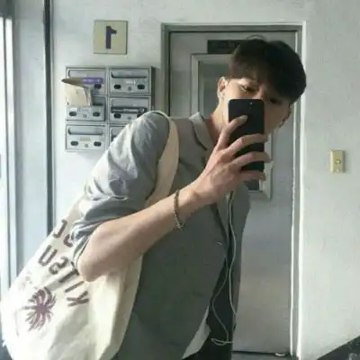 qq头像男生拿手机遮脸冷漠用手机遮脸图片
