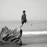 有没有向空中跳的男生头像
