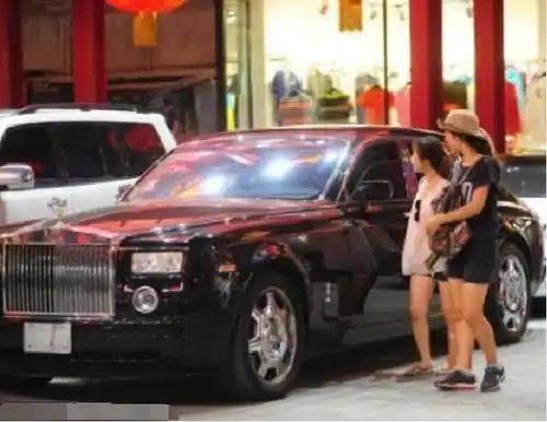 实力战将汪峰与章子怡开豪车吃烤肉,汪峰的表现亮瞎众人双眼
