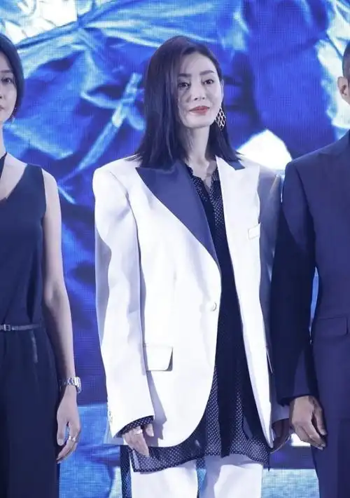 张天爱好胜心还挺强的,与男明星并肩,肩膀比张涵予还要宽
