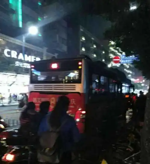 奇葩宜宾40岁男子提2桶白酒上公交,司机坚持不让上车反被乘客骂多事
