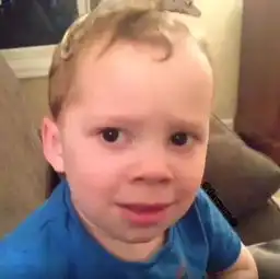 刷爆全球朋友圈的假笑男孩开通微博,数小时吸粉60万评论区斗图太精彩
