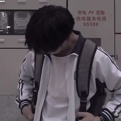 男生失落低头的头像合集男生低头伤感图片
