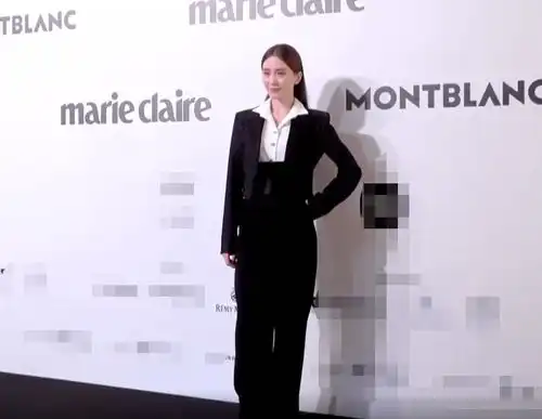 时尚活动女星齐穿西装李冰冰大胆,张小斐烟熏妆,金晨孙怡撞衫
