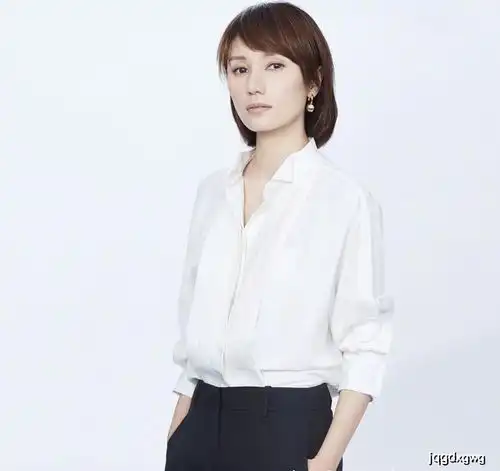 袁泉气质非一般,衬衣搭阔腿高腰裤,不露腰露腿美过张天爱李沁
