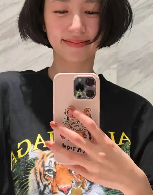 女星周雨彤又剪短发,网友却都在求她留长