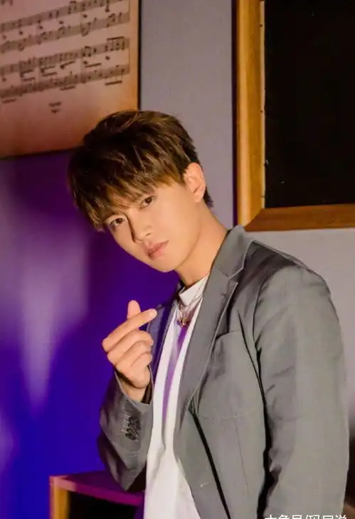 任嘉伦改走忧郁美男路线了这身丧气装,看得人心情不好
