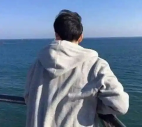 我常年在外打工,老婆和邻居走得很近,我很生气她却认为我小心眼
