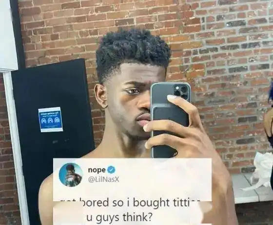 国外男rapper孕照曝光还挺着大肚子撸铁健身
