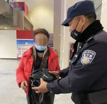 六旬老妪遗失挎包,亳州铁警物归原主

