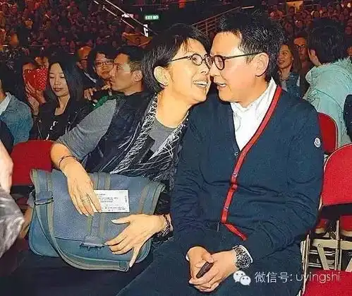 她当年是一线歌手,误嫁渣男离婚后隐退,相恋富婆
