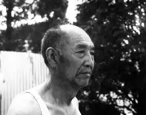 老人男侧面顶光

