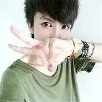 夜晚男生手在脸上比了个剪刀手头像
