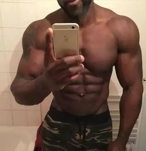 黑人小哥成为健身男神,美女环绕,原来他的下面更加让人惊叹
