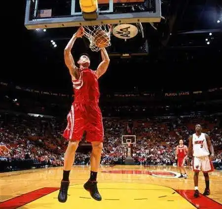 她是女版奥尼尔,身高201米且长相甜美,男友身高218米李月
