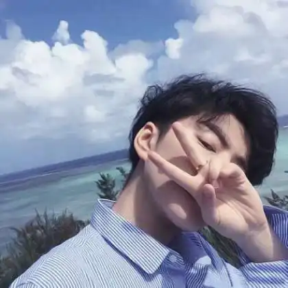 脸上没服灿烂的微笑,男生头像帅气冷酷霸气
