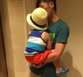 高颜值父母却生出丑娃,老公做亲子鉴定,最后无奈摇头,凑合过吧
