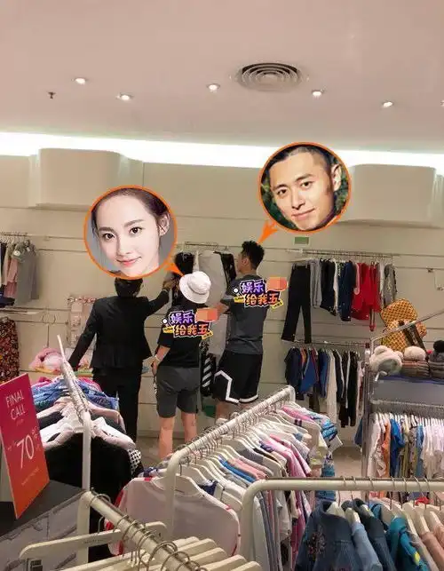张嘉倪二胎再怀男孩一家三口逛童装店,小细节暴露宝宝性别
