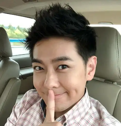 亲爹与女儿站一起画风和谐宛如情侣,和女儿相差25岁的他真冻龄
