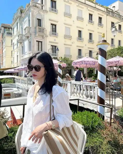 宋慧乔离婚5年后更显年轻在巴黎穿白衬衫短裤,不搞感情又美了
