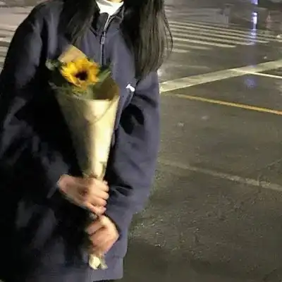 女生微信头像人带花,唯美好看的带鲜花女生头像

