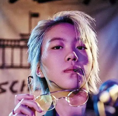 窦唯二女儿晒与姐姐合照,两人打扮前卫太像爸,曾阴郁发文引担忧
