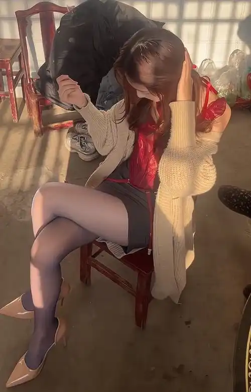 男子回老家相亲性感御姐,坦言一眼沦陷非她不娶她看上去很清纯
