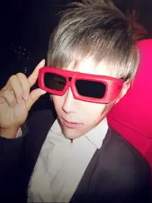 谁能告诉我这个男的叫什么好帅的说
