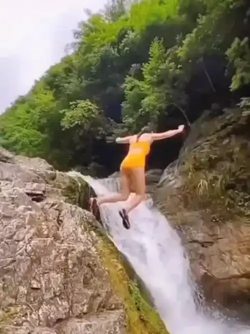 逗比笑断气表演秀搞怪妹子沙雕村里的事反转
