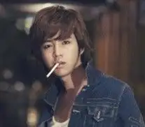 你还有好看点的男生叼着烟的头像么
