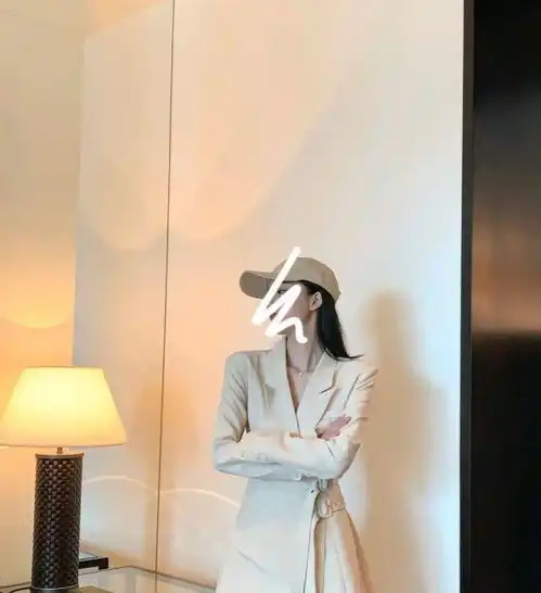 张天爱太瘦了,穿白色西装裙并在腰间挖空,把腰围衬托得更加纤细
