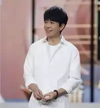 潘粤明与神秘女子同行,举止亲密恋情曝光,成功走出了离婚的阴影
