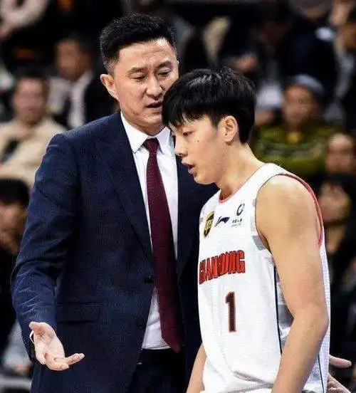 宏远大胜后,杜锋正式发声强调阿联仍需努力,婉转批评年轻球员