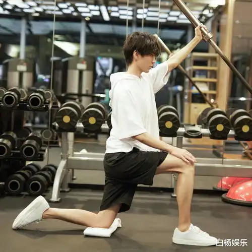 王俊凯健身照片流出,细看他的肌肉线条,平时是否有锻炼一目了然
