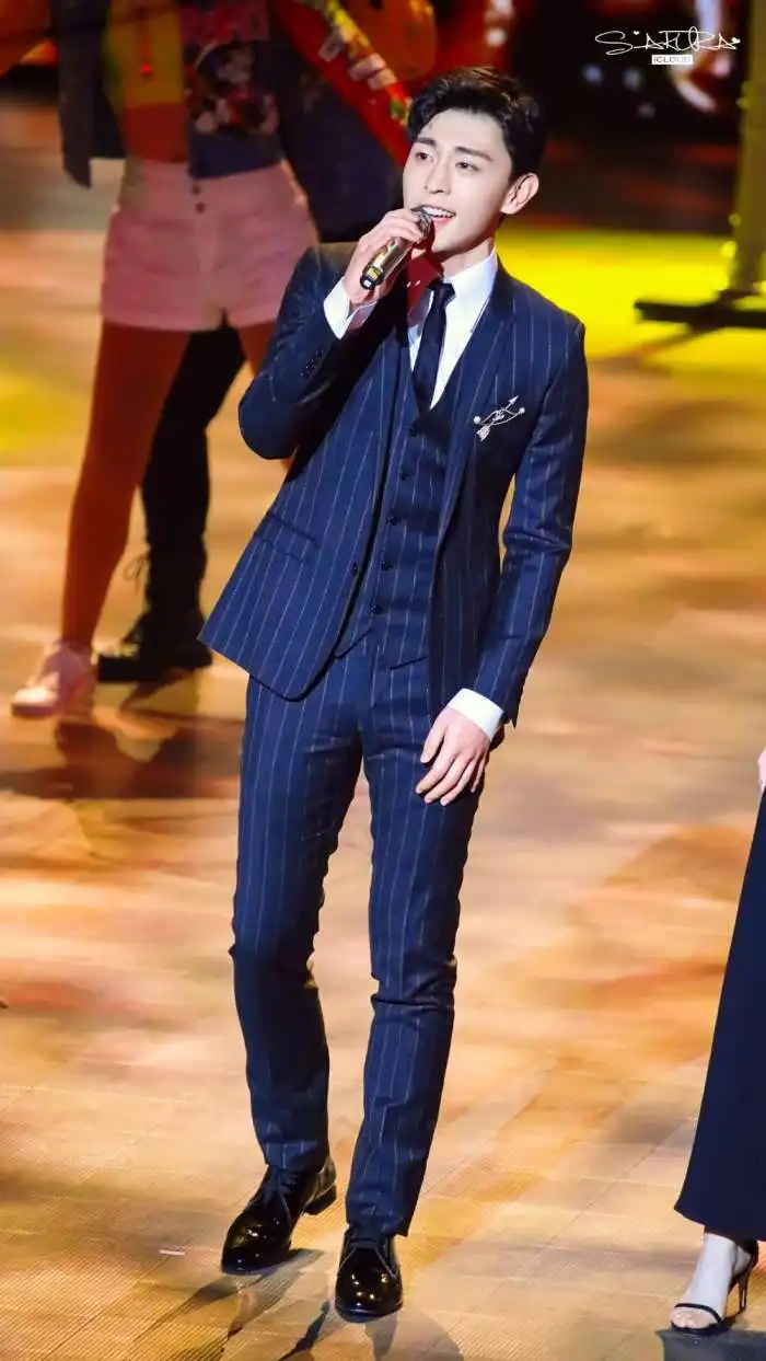 邓伦和罗晋都穿西装网友男人还是成熟一点更耐看啊
