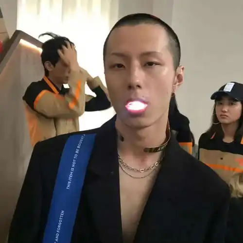 高诗男生头像高清风格
