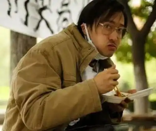 张震为了新片缉魂暴瘦20斤,光头造型很诡异,网友直呼认不出
