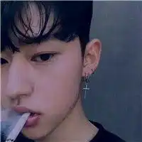 微笑总比颓废要好看的多抽烟惆怅男生头像
