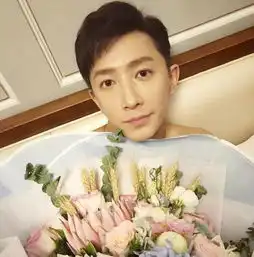 韩庚晒手捧鲜花素颜照粉丝只关注花背后的美景
