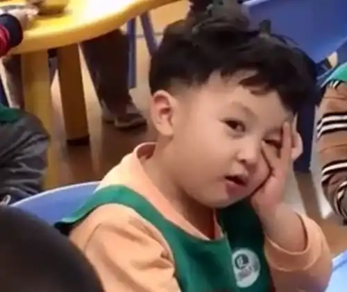 幼儿园男娃向老师抛媚眼放电,撩妹技术一流,爸爸不是祖传
