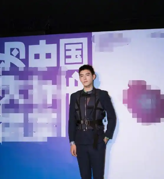 同一件马甲四位男星穿肖战穿衬衫外显酷,董又霖穿西服里太臃肿
