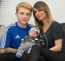 18岁男孩恋上32岁女子,坠入爱河,如今他们的宝宝已经9个月大了
