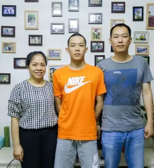 正能量自贡一18岁高中生勇救落水男子
